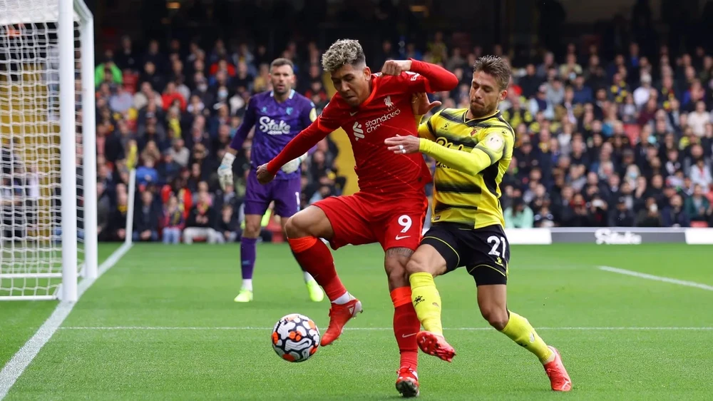 Roberto Firmino ghi hattrick vào lưới Watford