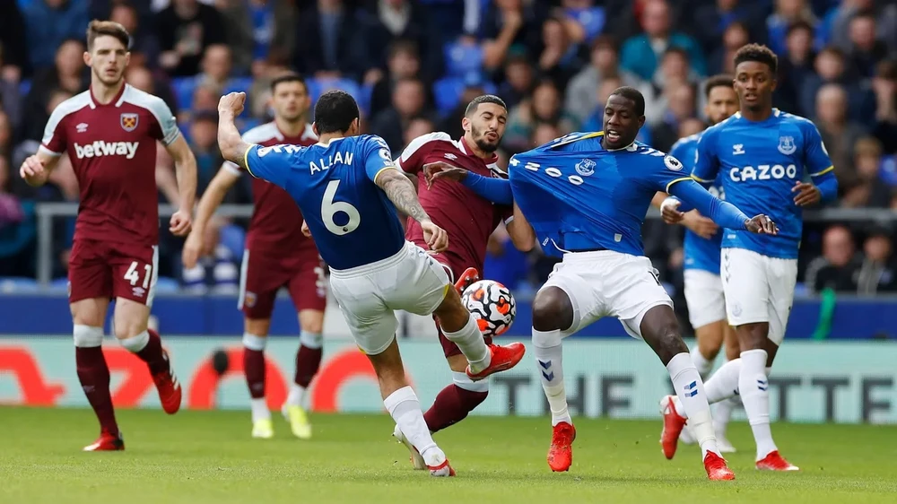 Trận so đo về thể lực và tốc độ ở sân Goodison Park