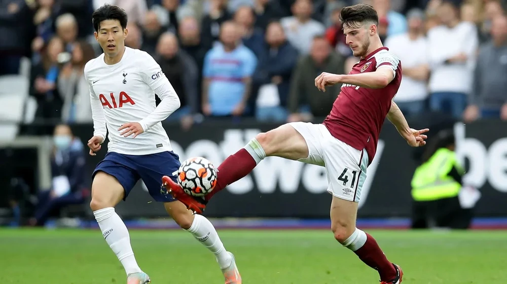 Declan Rice kiểm soát bóng trước Son Heung-min