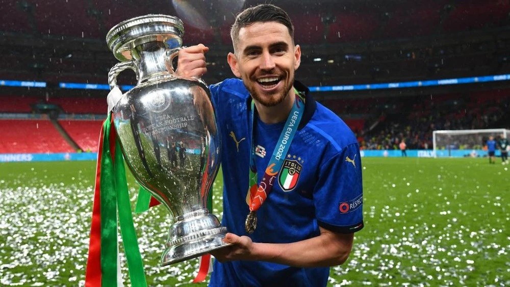 Jorginho khoe chiếc cúp Euro 2020 hổi tháng 7