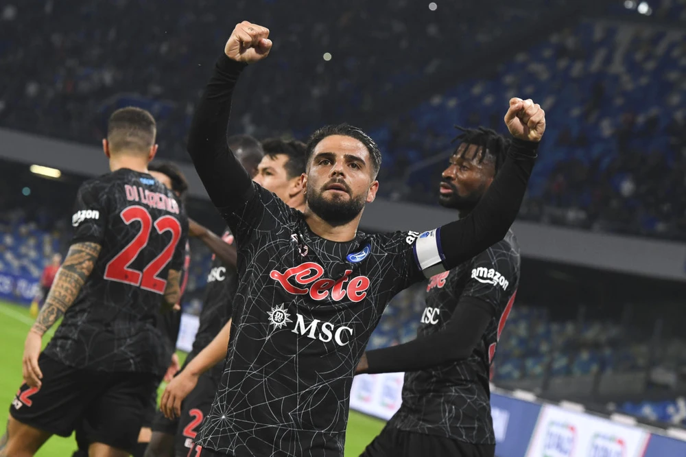 Lorenzo Insigne sút thắng 2 quả 11m giúp Napoli thắng Bologna 3-0