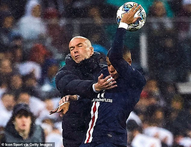 Pha va cham ở đường biên giữa Mbappe và Zidane