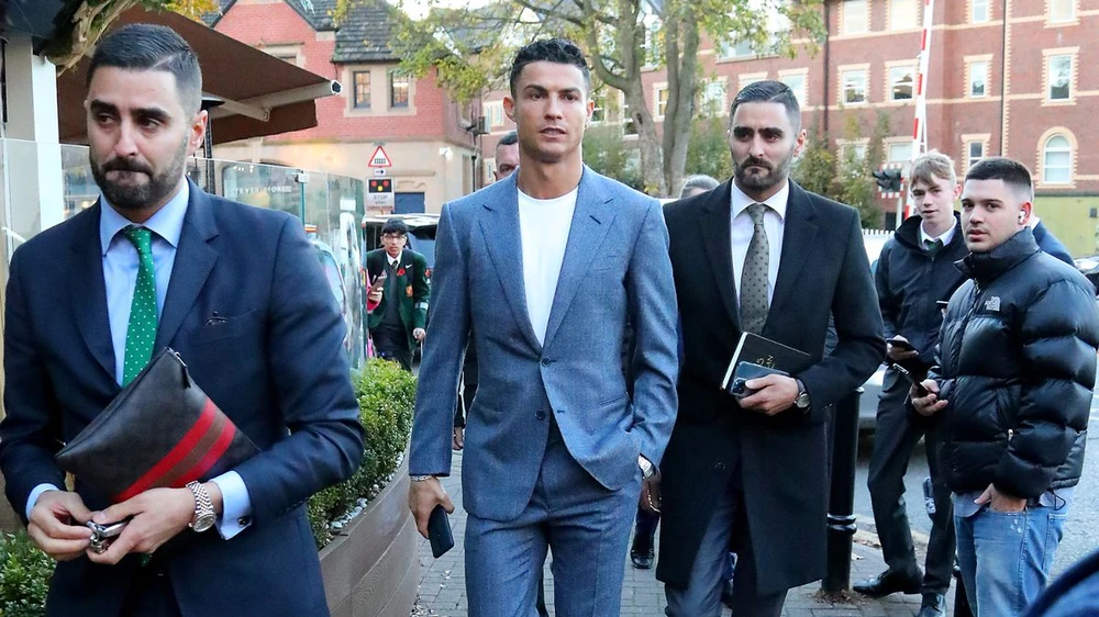 Ronaldo đi giữa cặp vệ sĩ song sinh