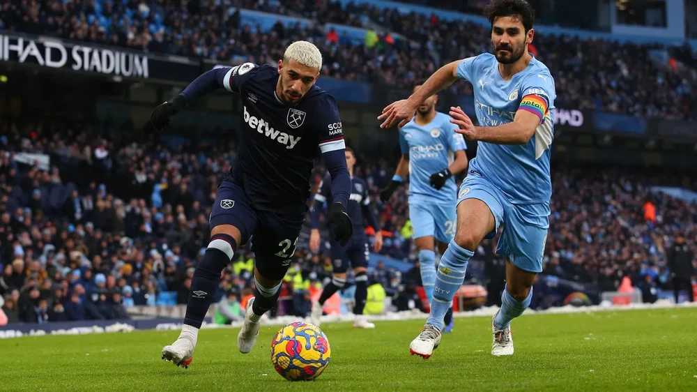 Ilkay Gundogan (phải) mở tỷ số cho Man City