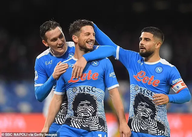Dries Mertens (giữa) với cú đúp giúp Napoli thắng Lazio 4-0