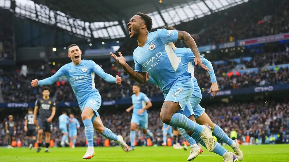 Raheem Sterling ăn mừng bàn thắng