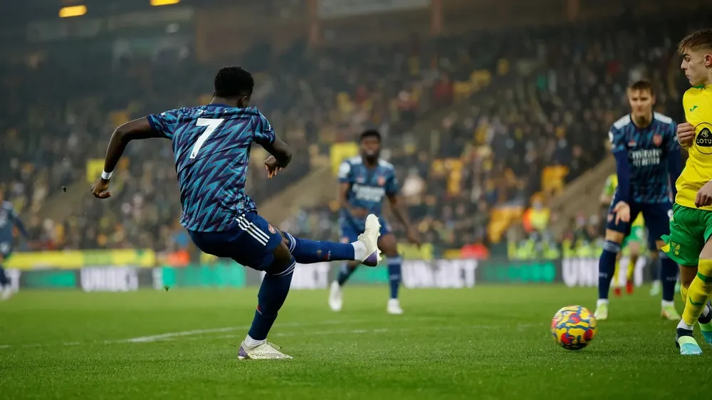 Saka ghi cú đúp giúp Arsenal thắng trận thứ 4 liên tiếp ảnh 1