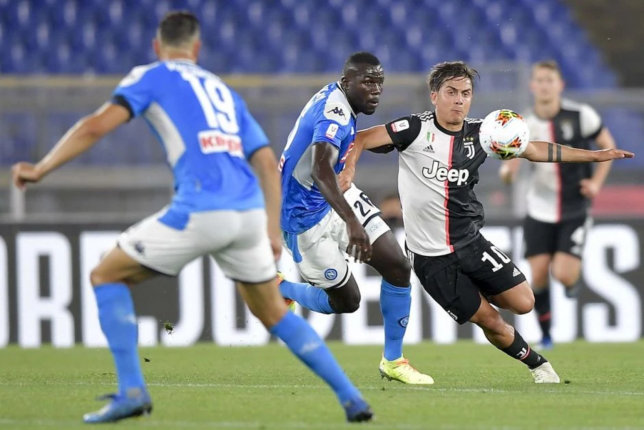 Koulibaly kèm chặt Dybala của Juventus 