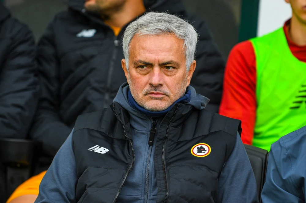 Jose Mourinho vất vả trên băng huấn luyện AS Roma