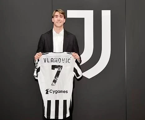 Dusan Vlahovic gkilo71i thiếu chiếc áo số 7 ở Juventus