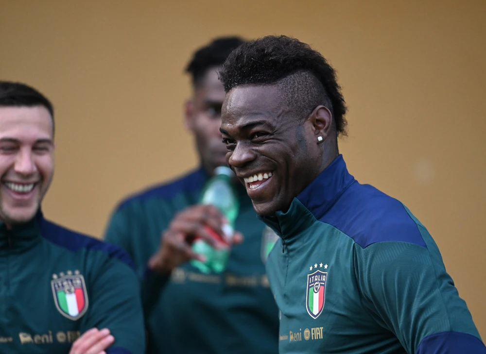 Mario Balotelli trên sân tập Azzurri