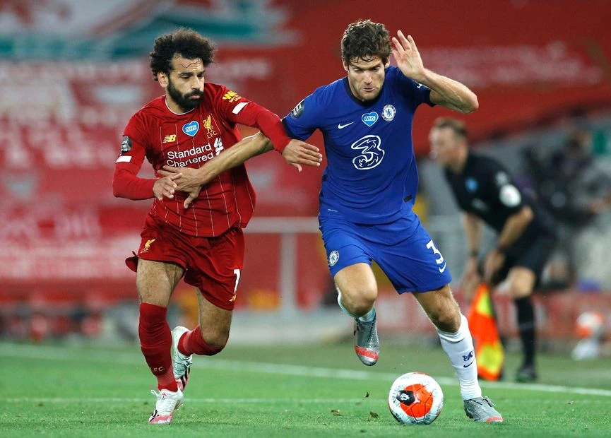 Mo Salah (Liverpool) và Marcos Alonso (Chelsea)