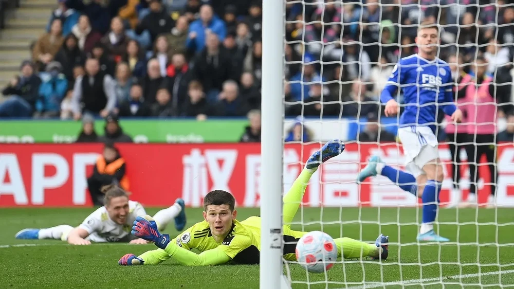 Hervey Barnes (phải) ghi bàn quyết định cho Leicester City