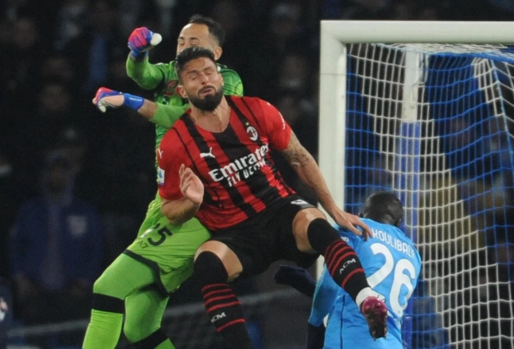 Olivier Giroud ghi bàn quyết định cho Milan