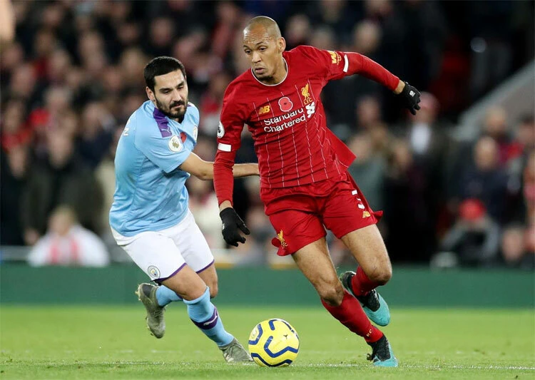 Gundogan (trái) tranh bóng với Fabinho (Liverpool)