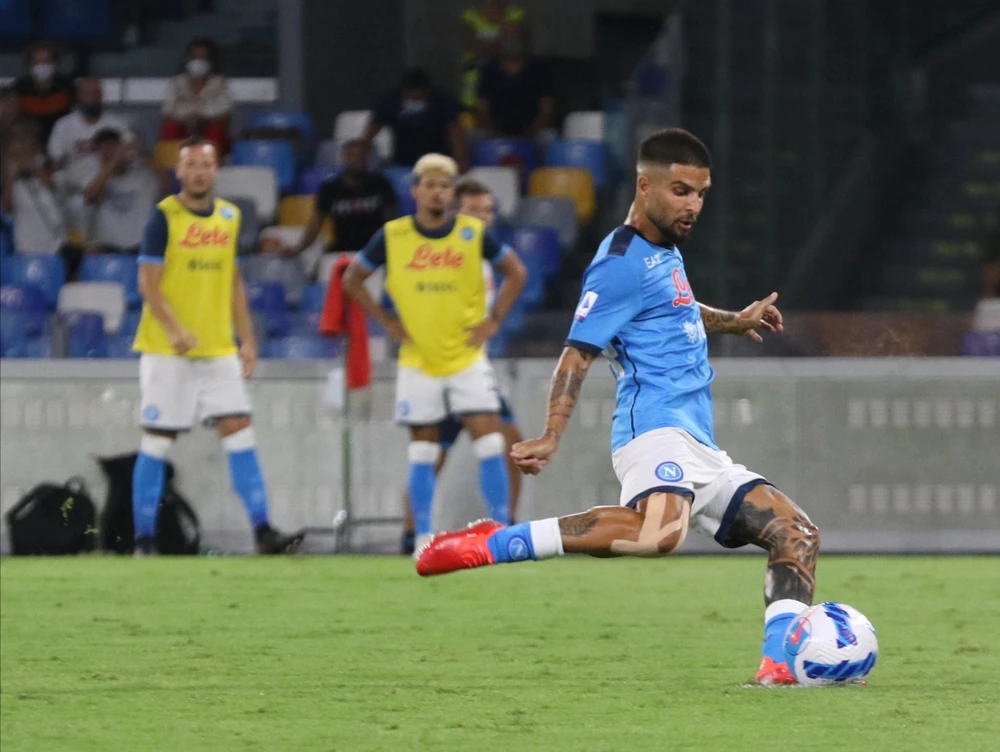 Lorenzo Insigne thuc hiện phạt đền cho Napoli