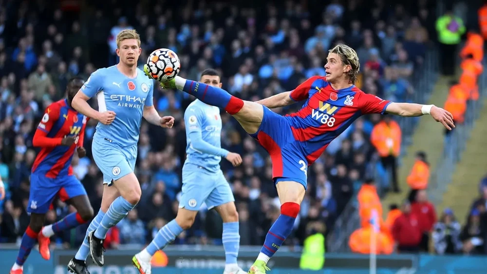 De Bruyne (trái) chứng kiến Conor Gallagher tung hoành trong trận lượt đi