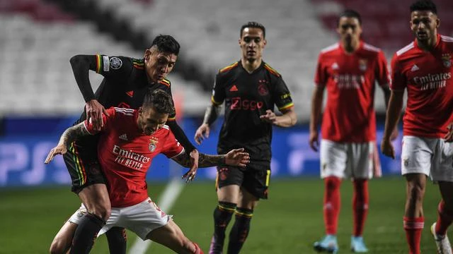 Ajax bất phân thắng bại với Benfica ở lượt đi