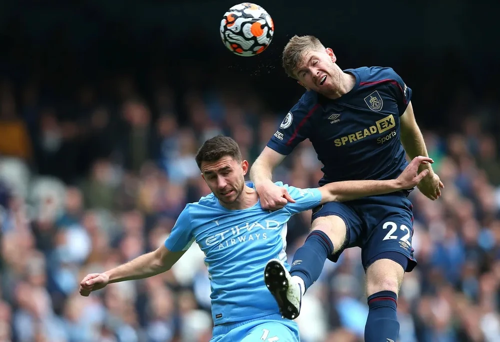 Aymeric Laporte (Man City) đối đầu với các mũi nhọn cao to của Burnley