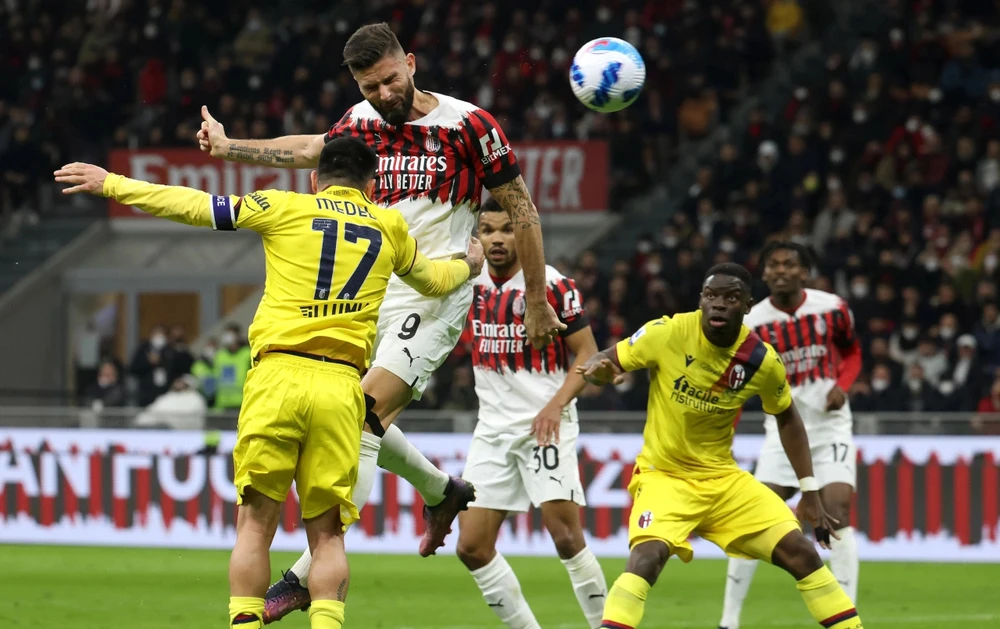 Olivier Giroud (AC Milan) bất lực trước khung thành Bologna