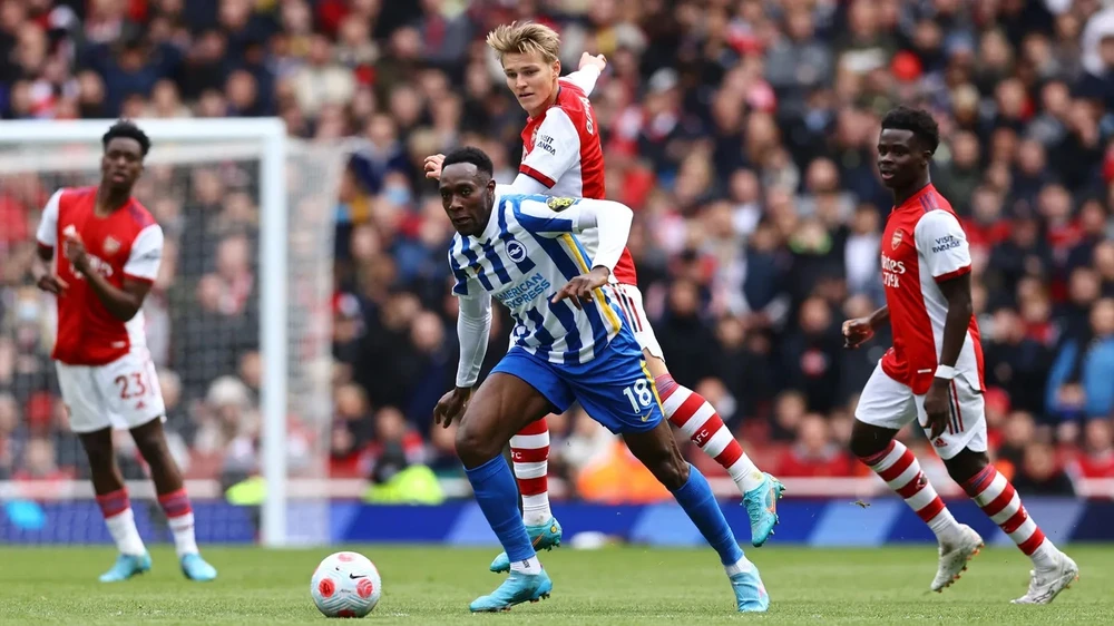 Danny Welbeck đi bóng trước Martin Odegaard