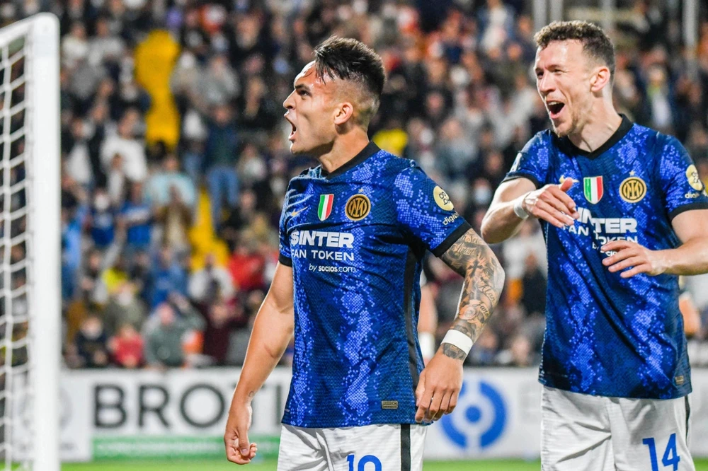 Lautaro Martinez và Ivan Perisic ăn mừng chiến thắng của Inter Milan