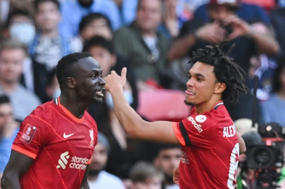 Sadio Mane (trái) ăn mừng bàn thắng ở Wembley