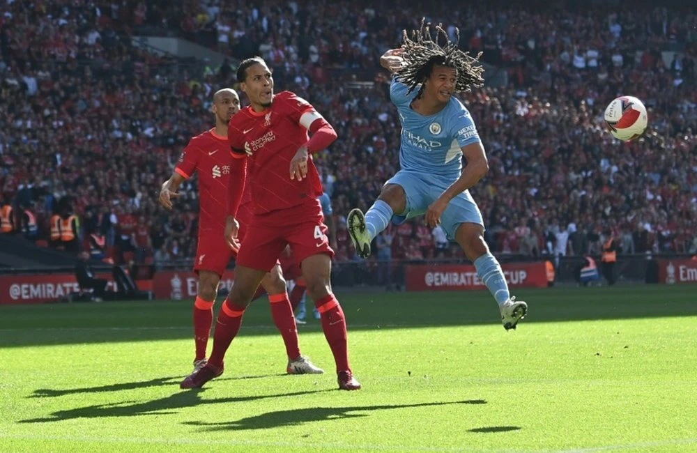 Van Dijk (giữa) tranh chấp với Nathan Ake (Man City)