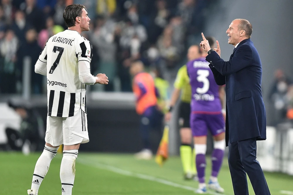 HLV Allegri chỉ đạo Vlahovic trước Fiorentina