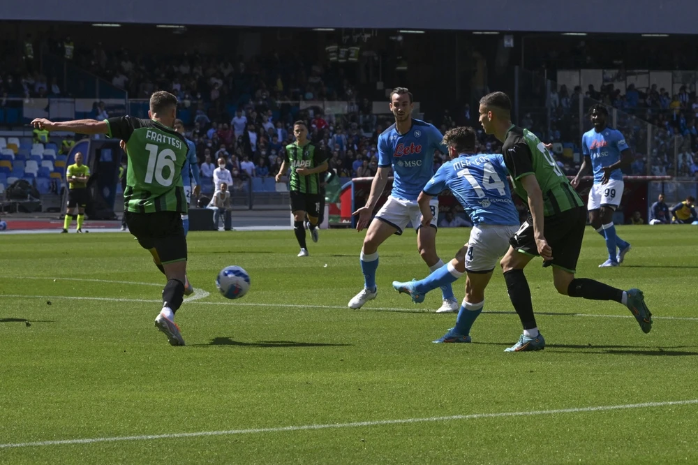 Dries Mertens ghi cú đúp vào lưới Sassuolo