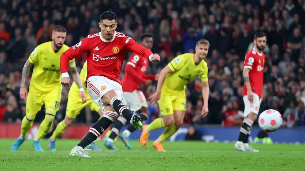 Ronaldo ghi bàn vào lưới Brentford