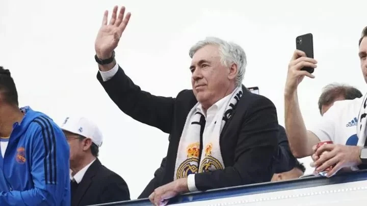 Carlo Ancelotti đa7ng quang cùng Real Madrid