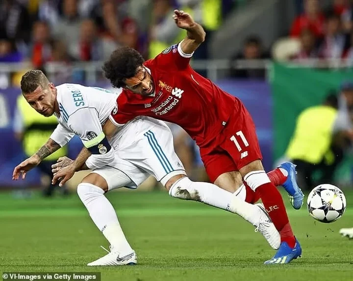 Pha tiểu xảo của Sergio Ramos khiến Mo Salah trật xương vai