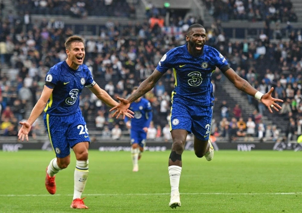 Antonio Rudiger (phải) quyết định rời Chelsea sang Madrid