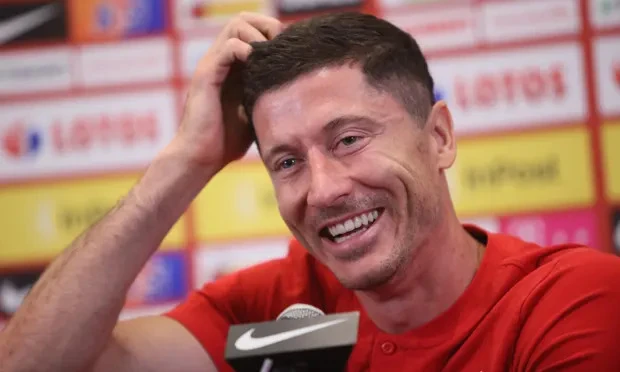 Robert Lewandowski tỏ ra vui vẻ trong buổi họp báo với đội tuyỄn Ba Lan