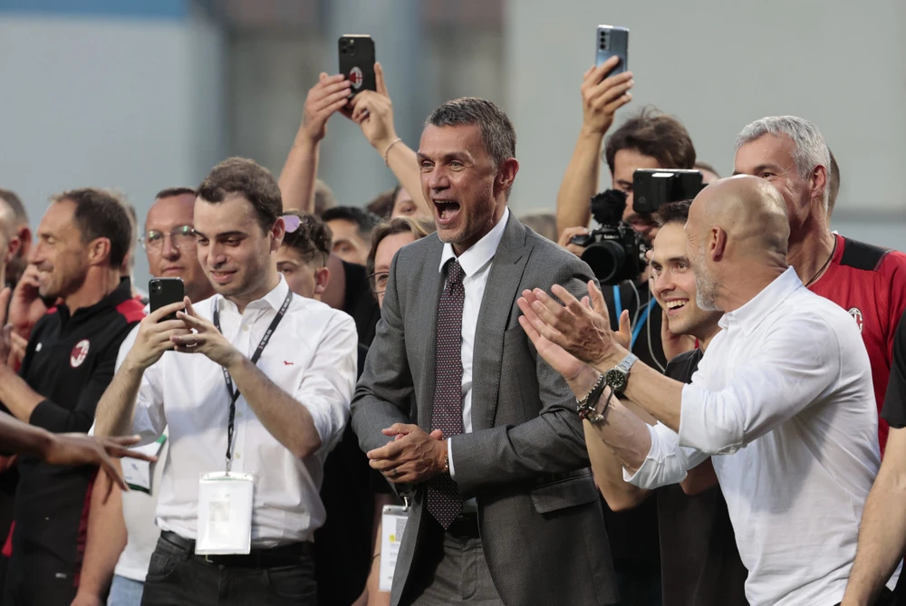 Paolo Maldini (giữa) là nhân tố quan trọng giúp phục hưng AC Milan