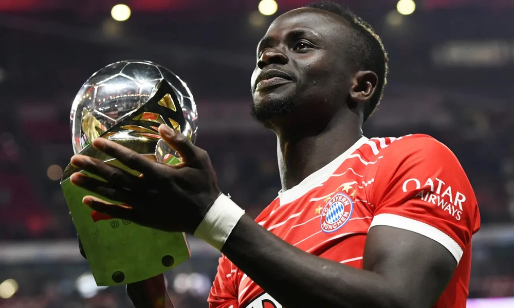 Sadio Mane nhận chiếc Siêu cúp Đức