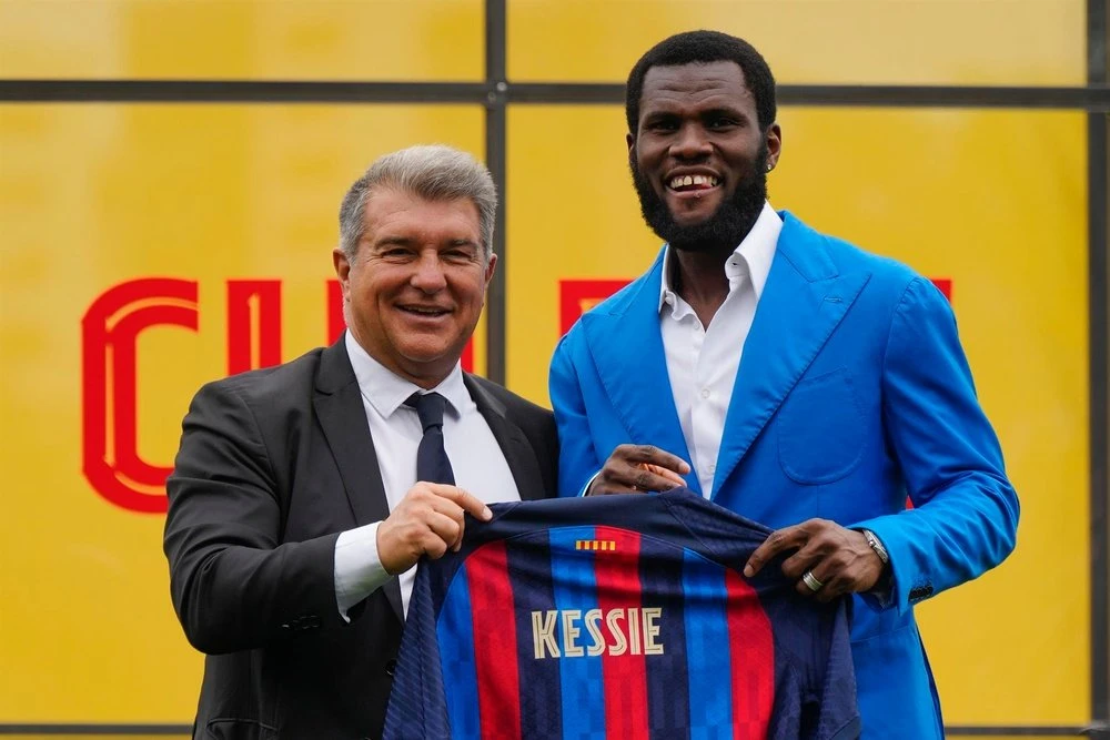 Franck Kessie (phải) có thể đpơn phương kết thúc hợp đồng với Barcelona