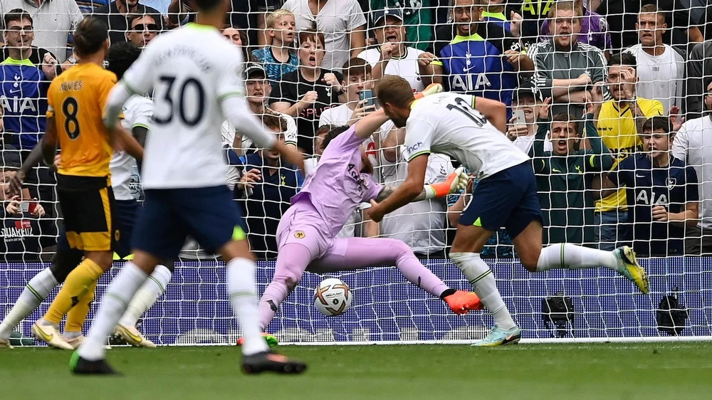 Harry Kane ghi bàn bằng quả đánh đầu cận thành