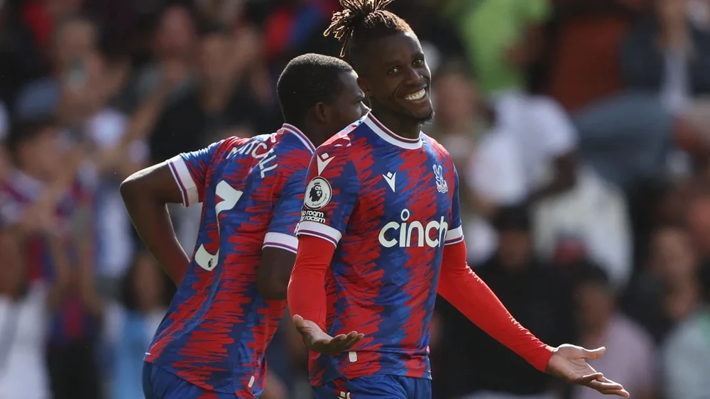 Wilfried Zaha giúp Crystal Palace lội ngược dòng