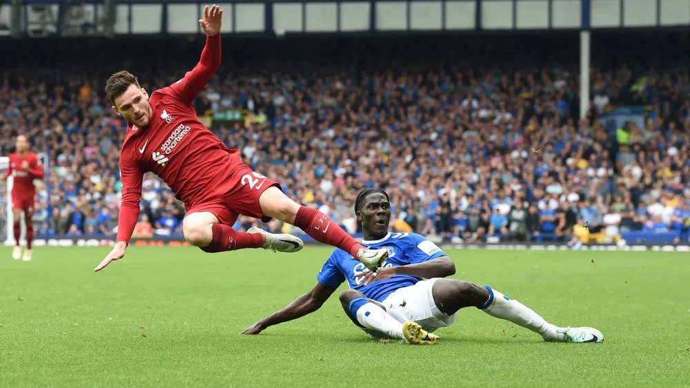 Robertson và pha vào bóng nguy hiễm của Onana