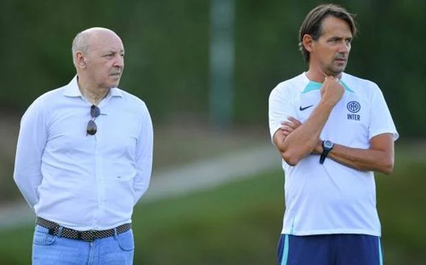 HLV Simone Inzaghi (phải) và Giám đốc điều hành Beppe Marotta trên sân tập Inter Milan