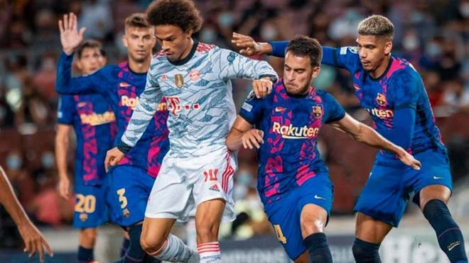 Leroy Sane đi bóng trước hàng phòng thủ Barcelona