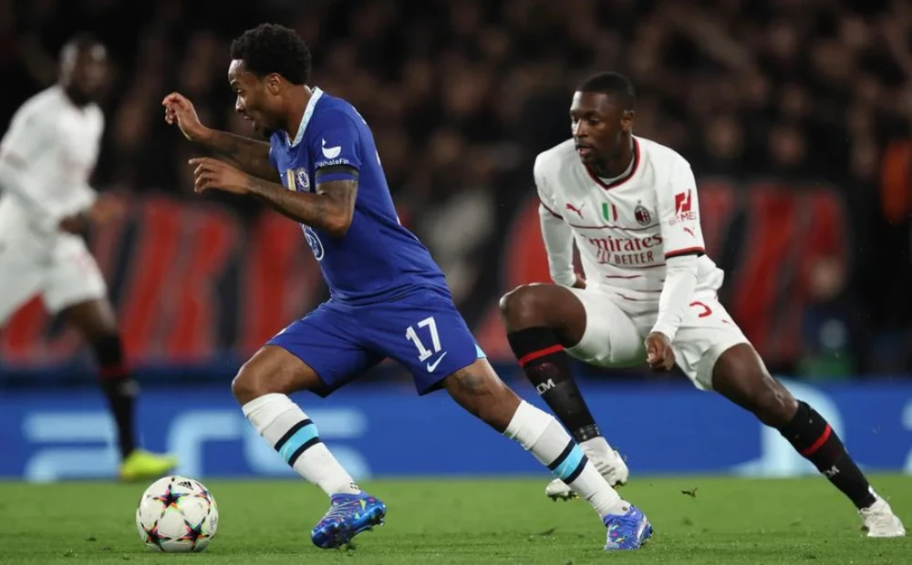 Fikayo TomorI bám theo mũi nhọn Chelsea Raheem Sterling