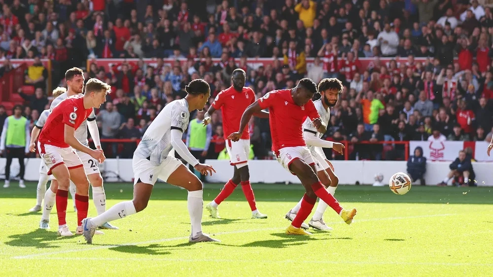 Taiwo Awoniyi ghi bàn thắng quye671t định cho Nottingham Forest