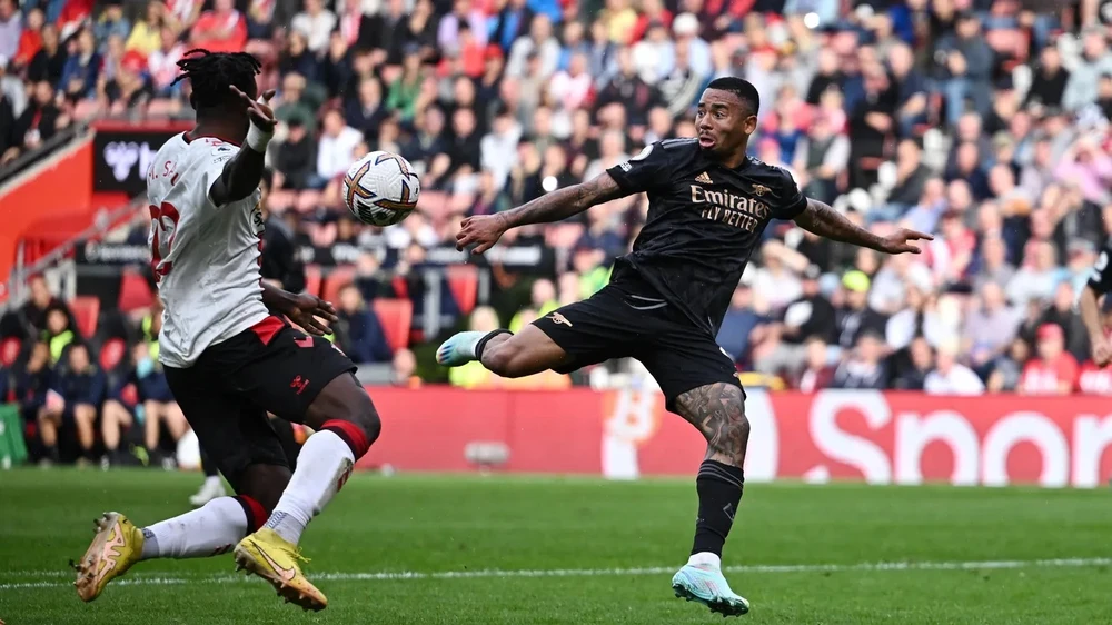 Gabriel Jesus bỏ lỡ cơ hội trước Southampton