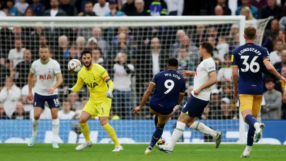 Hugo Lloris tặng quà, Newcastle quật ngã Tottenham ảnh 2