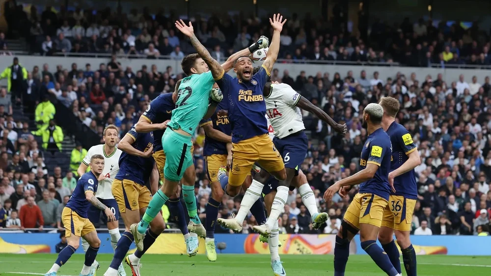 Thủ thành Nick Pope chơi xuất thần trước Tottenham