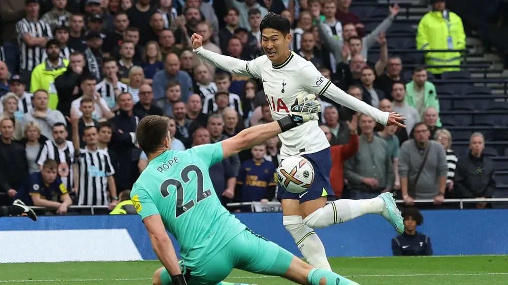 Hugo Lloris tặng quà, Newcastle quật ngã Tottenham ảnh 1