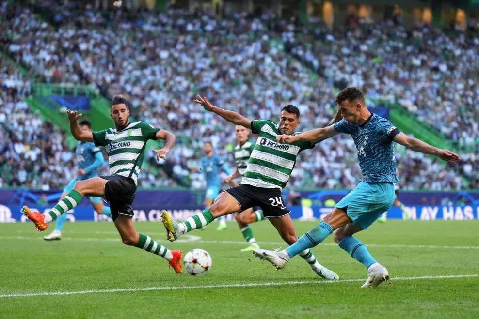 Ivan Perisic sút bóng trước khung thành Sporting